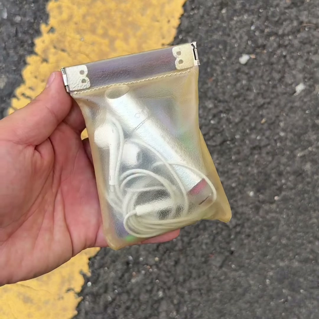 Frosted Squeeze Spring Pouch — Clear — owner_05.jpg